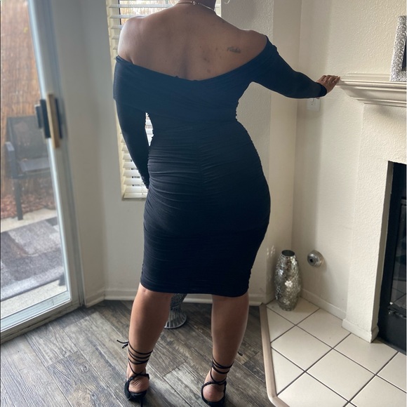 Long Sleeved off the shoulder dress 🖤🖤🖤 - Picture 2 of 4